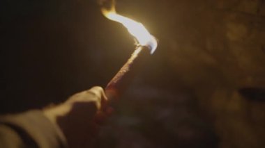 Geceleri Taş Mağara Ormanı 'nda yanan bir meşale tutan kişi. Yüksek kalite 4k görüntü