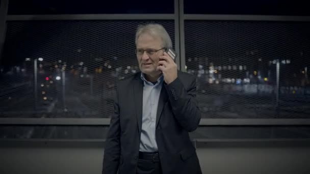 Gelukkig Senior Zakenman Beantwoorden Telefoon Bellen Delen Goed Nieuws — Stockvideo