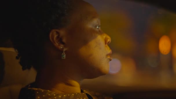 Женщина Черными Вьющимися Волосами Рулем Автомобиля Городе Свете Ночного Движения — стоковое видео