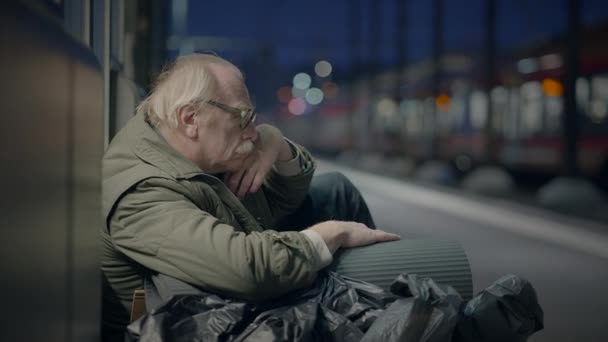 Solitaire Pauvre Mature Senior Mâle Personne Avec Lunettes Être Appauvri — Video