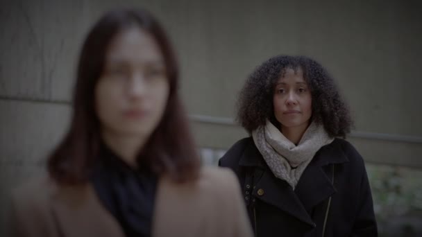 Lifestyle Porträt Zweier Junger Frauen Die Gemeinsam Den Turmbau Beobachten — Stockvideo