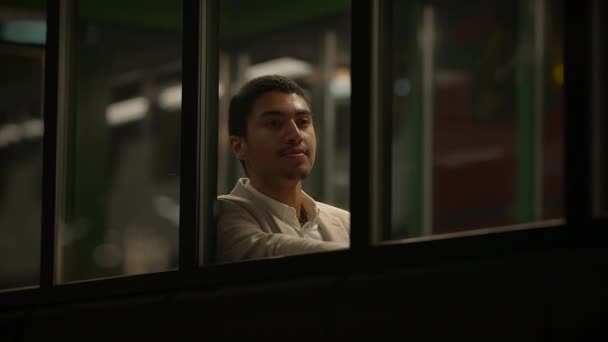 Νεαρός Άνδρας Περιμένει Μόνος Του Στο Σιδηροδρομικό Σταθμό Πλατφόρμα Νύχτα — Αρχείο Βίντεο