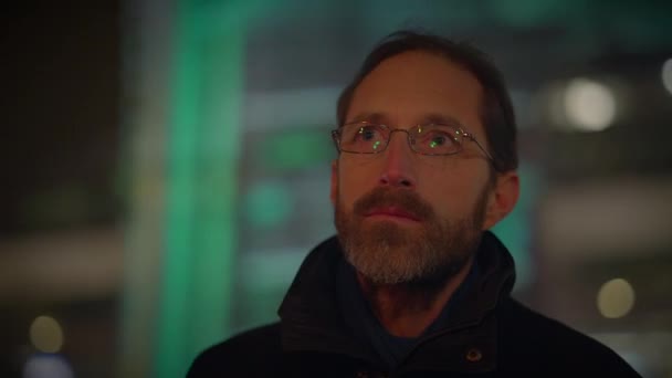 Männliche Person Denkt Und Schaut Auf Buntes Urbanes Neonlicht Draußen — Stockvideo