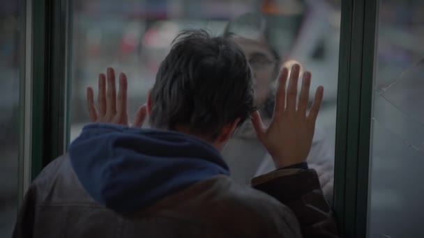 Mężczyzna Kobieta Dotykające Dłonie Spotkanie Razem Ponownie — Wideo stockowe