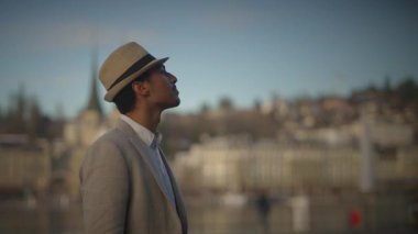 Şehirde Şapka Giyen ve Sıradan Giysiler Giyen Yakışıklı Genç Adam