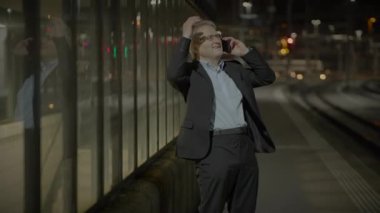 Heyecanlı Olgun Erkek Konuşan Neşeli Cep Telefonu Dışarıda
