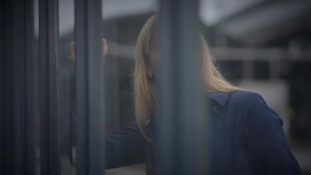 Sorglig Blond Kvinna Orolig Funderar Livsproblem Tågstationen — Stockvideo