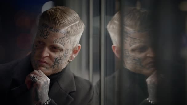 Татуйована Людина Стоїть Міській Вулиці Міста — стокове відео