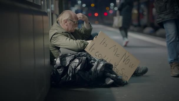 アーバンストリートで始まる人生について考える絶望的な壊れた男性 — ストック動画