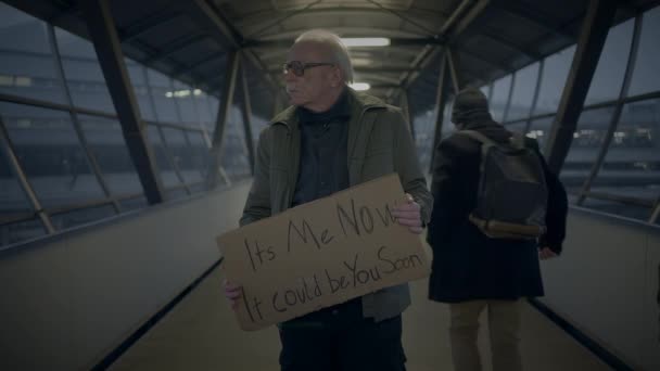 Yoksul Olgun Gözlüklü Yaşlıca Erkek Yoksullaşması — Stok video