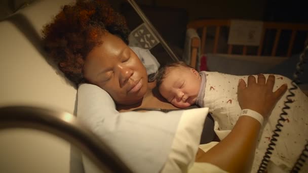 Νεαρή Αφρικανή Μητέρα Ξαπλωμένη Στο Κρεβάτι Του Νοσοκομείου Κρατώντας Νεογέννητο — Αρχείο Βίντεο