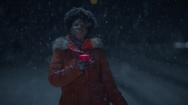 Młoda Afrykanka Stojąca Ulicy Nocy Podczas Opadów Śniegu Parasolem — Wideo stockowe