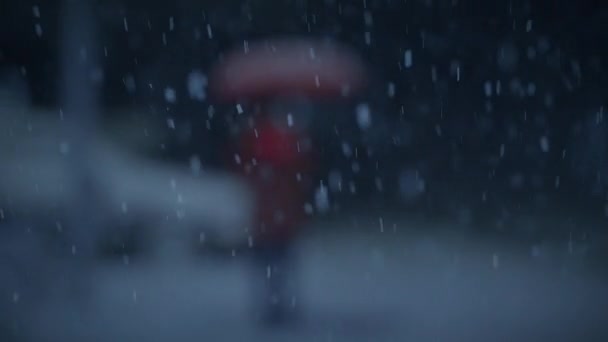 Черная Женщина Кудрявыми Волосами Свечах Снежную Зиму — стоковое видео