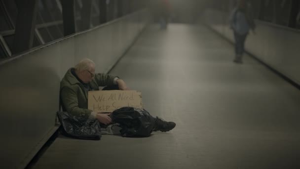 孤独な 貧しい 成熟した シニア ととも 貧しくなっ — ストック動画
