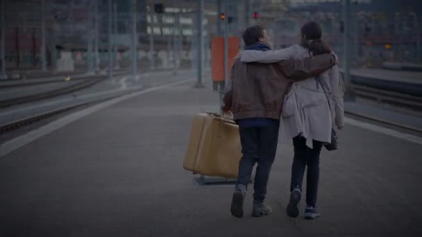 Återförening Ensamstående Mor Och Tonårsson Kramas Järnvägsplattformen — Stockvideo