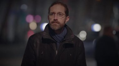 Düşünceli Düşünen Adam 'ın Portresi Giden İnsanlara Bakmaktan Endişeli