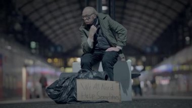 Yoksul, Olgun, Gözlüklü Yaşlıca Erkek Yoksullaşması