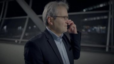 Emekli Gri Olgun Kıdemli İşadamı Cep telefonundan Kızgın Konuşuyor