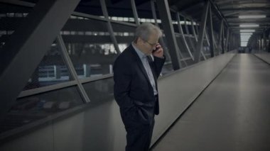 Mutlu kıdemli iş adamı. Telefona cevap veriyor. İyi haberleri paylaşıyoruz.