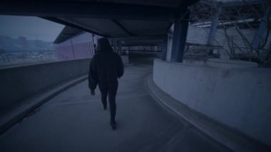 Lanetli Suçlular Şehir Binası 'ndan Kaçarken Dehşete Kapıldı. Yüksek kalite 4k görüntü