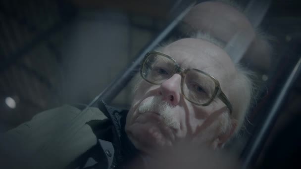 Smutný Starší Muž Trpící Chudobou Stáří Osamělý Vlakovém Nádraží — Stock video