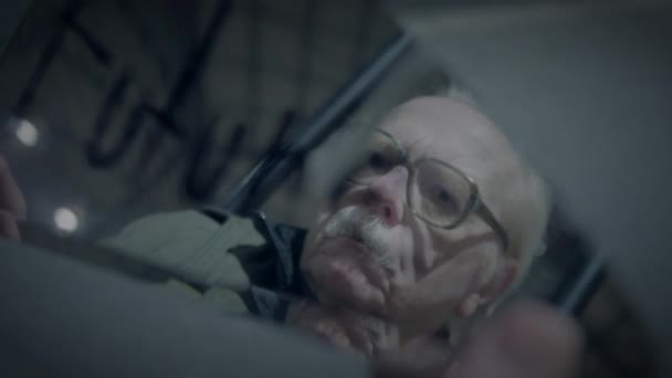 Triste Anciano Varón Sufriendo Pobreza Vejez Estando Solo Estación Tren — Vídeos de Stock
