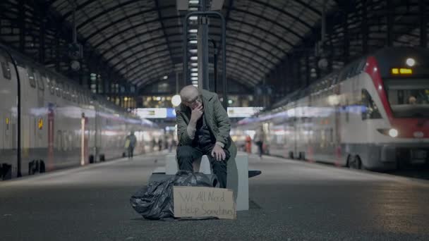 Triste Homme Âgé Souffrant Pauvreté Des Personnes Âgées Sentant Seul — Video
