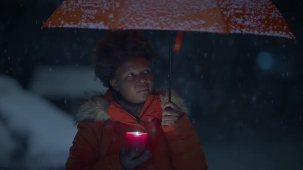Czarna Kobieta Kręconymi Włosami Świece Śnieżnej Zimie — Wideo stockowe