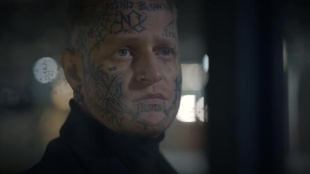 Pelottava Maverick Kapinallinen Mies Pää Kasvot Tatuoinnit Provosoiva Tyyli — kuvapankkivideo