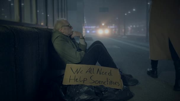 불쌍한 베가를 돌보는 공감과 친절을 보여주는 — 비디오