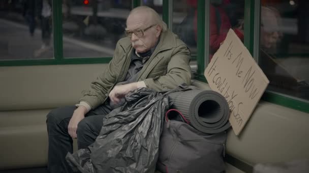 Beznadějně Zlomený Muž Osoba Přemýšlející Životě Žebrání Městské Ulici — Stock video