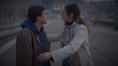 Tren istasyonunda ayrılan iki üzgün insana veda ediyoruz.