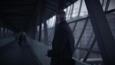 Başı ve yüzü dövmeli Maverick Asi Adam 'ı Kışkırtma Biçimi ile Gözetlemek