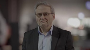 Gri saçlı düşünceli yaşlı beyefendi hayatı düşünüyor.