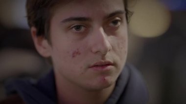 Düşünceli Genç Adam Tren İstasyonunda Kayboldu Yalnız Endişeli Bekliyor 