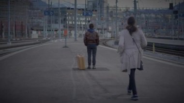 Anne ile Oğul Tren İstasyonu 'nda uzun bir süre konuştuktan sonra buluştu.