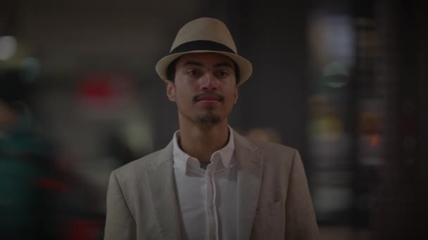 Портрет Одинокого Человека Путешествующего Ночью Высококачественные Кадры — стоковое видео