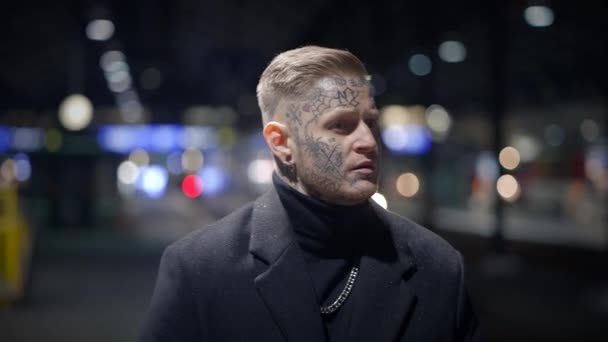 Skrämma Maverick Rebel Man Med Huvud Och Ansikte Tatueringar Provocerande — Stockvideo