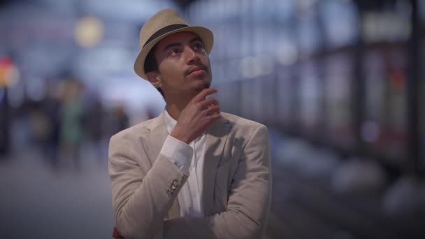 混雑した鉄道駅内を旅する若い男性 — ストック動画