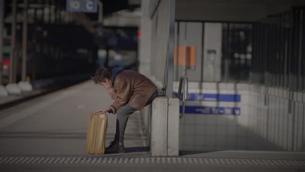 Mãe Esperando Filho Estação Trem Verificando Hora Consultar Relógio — Vídeo de Stock
