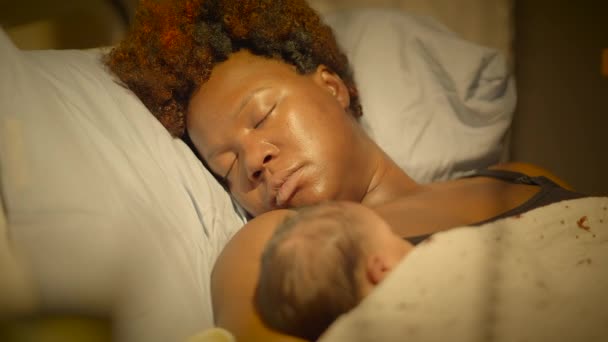 Счастливая Молодая Женщина Наслаждается Материнством Ребенком После Рождения — стоковое видео