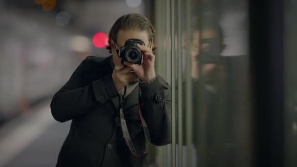 Мужчина Путешественник Фотографирует Переполненной Городской Улице Ночью — стоковое видео