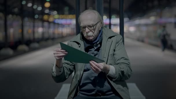 列車駅で孤独な老人貧困に苦しむ悲しい男性 — ストック動画