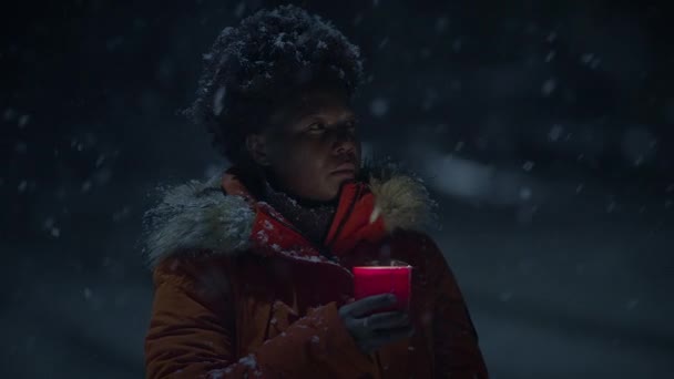 Zwarte Vrouwelijke Persoon Met Krullend Haar Holding Candlelight Snowy Winter — Stockvideo