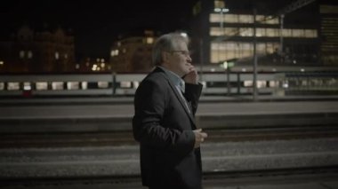 Emekli Gri Olgun Kıdemli İşadamı Cep telefonundan Kızgın Konuşuyor