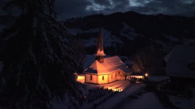 Alp Kasabası 'ndaki Aydınlatılmış Kilise Binası Gece Işıkları 