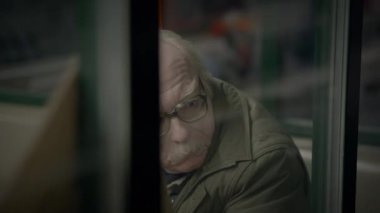 Umutsuz Kırık Erkek Düşünceli Düşünen Şehir Caddesinde Hayatı Dilenen