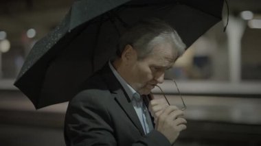 Hüsrana uğramış yaşlı işadamı Mutsuz Beklerken Olumsuz Duygular