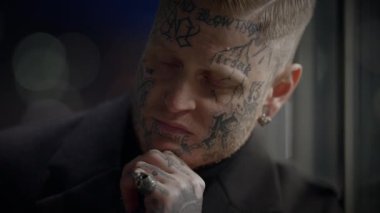 Yaratıcı Sanatsal Tarzda Acımasız Korkunç Erkek Kişinin Portresi