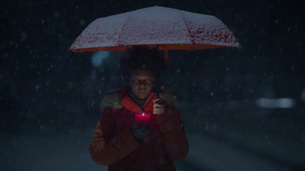 Černá Žena Osoba Kudrnaté Vlasy Drží Svíčky Sněhu Zimní Počasí — Stock video